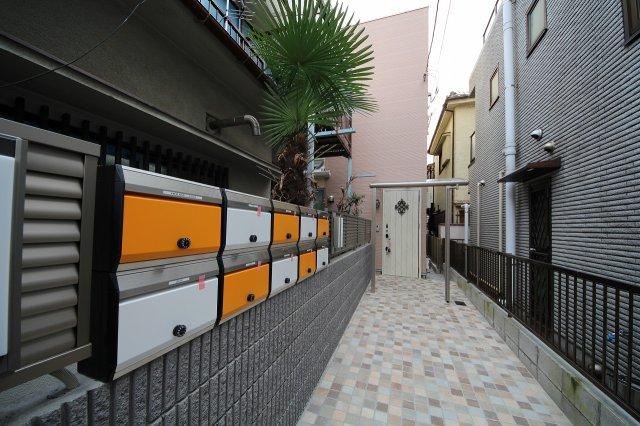 建物外観　長いエントランスの先にハウスがありますので、外の車や人の音が