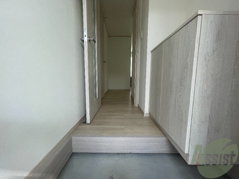 玄関　玄関からの様子になります。すぐにお部屋が見えないのは安心です