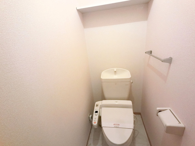 トイレ　温水洗浄便座付きトイレです。