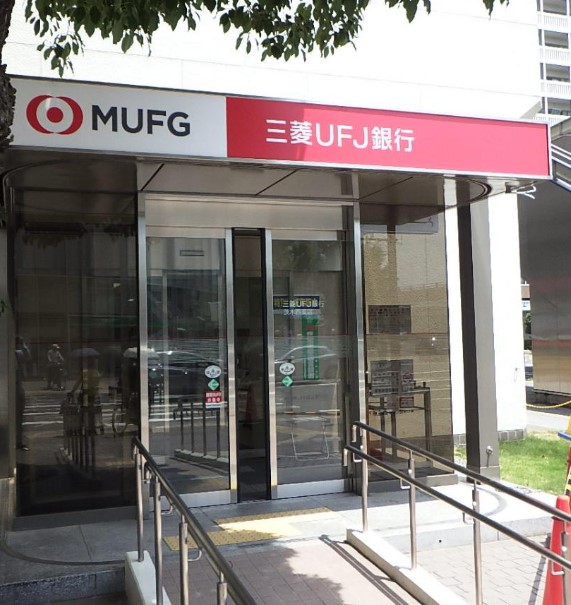 銀行　三菱UFJ銀行摂津支店（銀行）まで64m