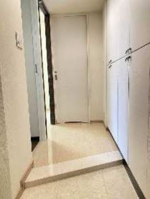 ブルーライン 伊勢佐木長者町駅 徒歩3分 11階建 築18年の玄関写真