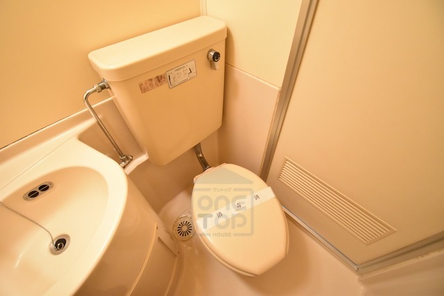 阪急千里線 吹田駅 徒歩11分 3階建 築42年のトイレ写真