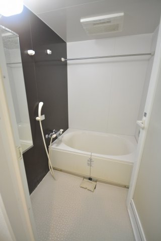 バス・シャワールーム　コンパクトで使いやすいお風呂です