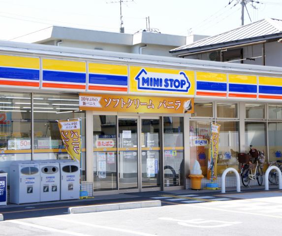 コンビニ　ミニストップ南青山4丁目店（コンビニ）まで400m