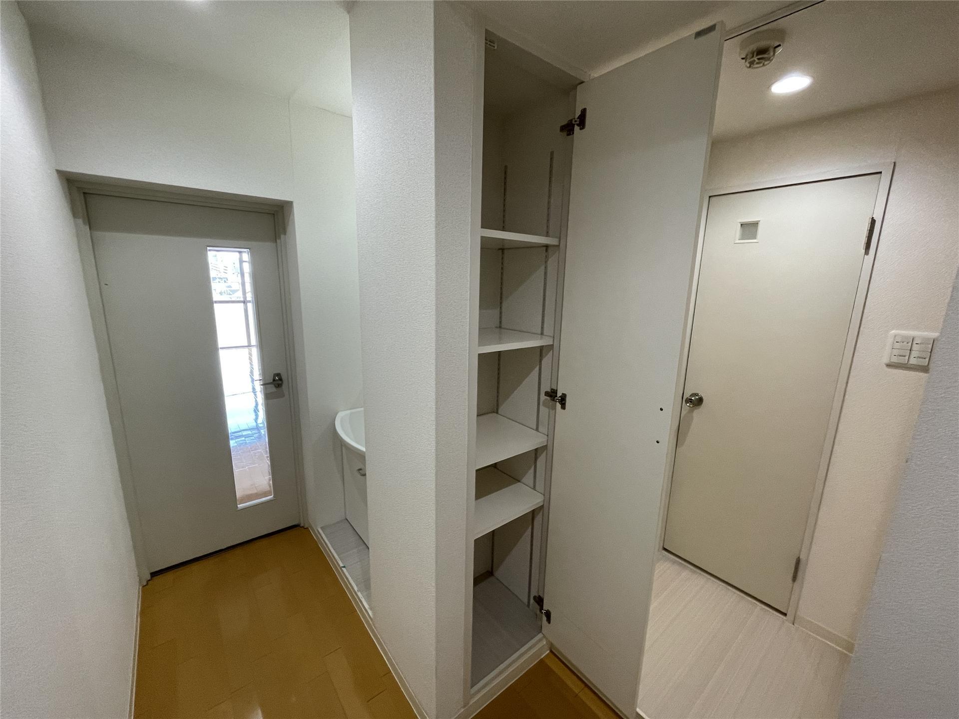 その他設備　脱衣所にはバスタオルなどが仕舞える棚があります