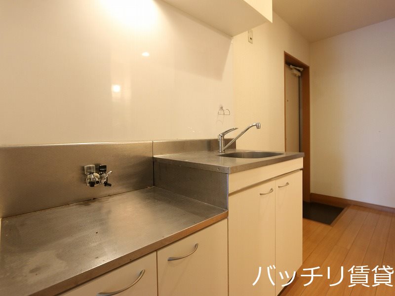 キッチン　別号室写真の為、現況を優先いたします。