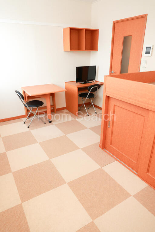 居室・リビング　机折り畳み式、カーテン、照明、エアコン付き