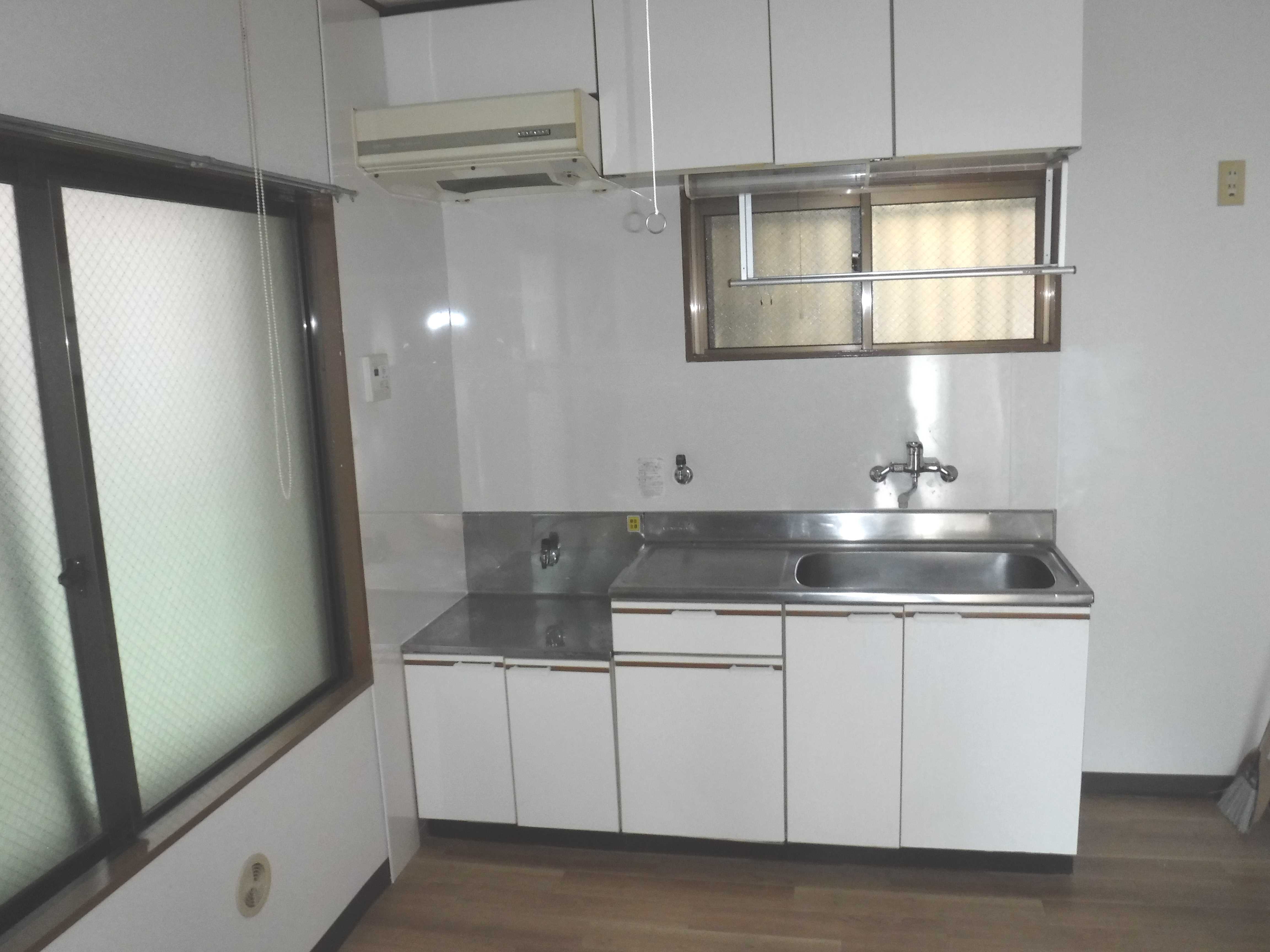 キッチン　（室内写真は別室のものです）