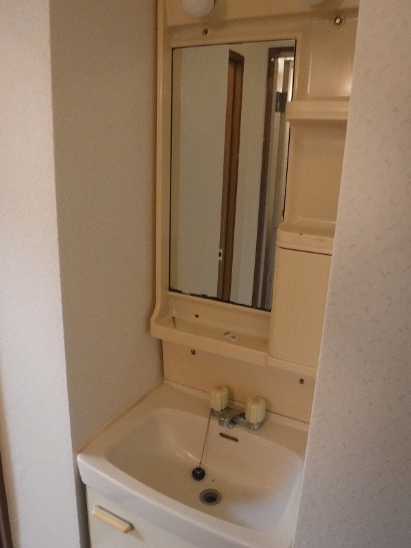 洗面設備　（別室の写真です）