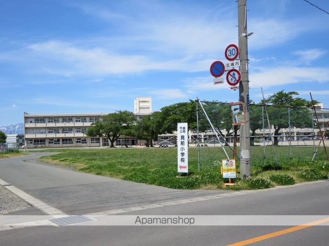 小学校　見前小学校（小学校）まで687m