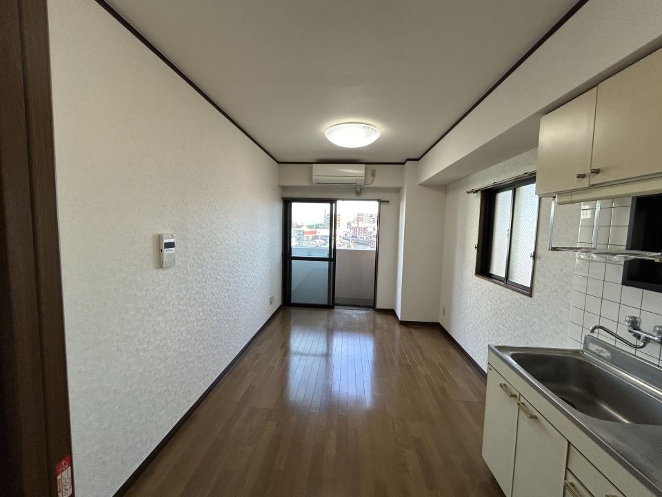 居室・リビング　角部屋の特権、側面にも窓があります