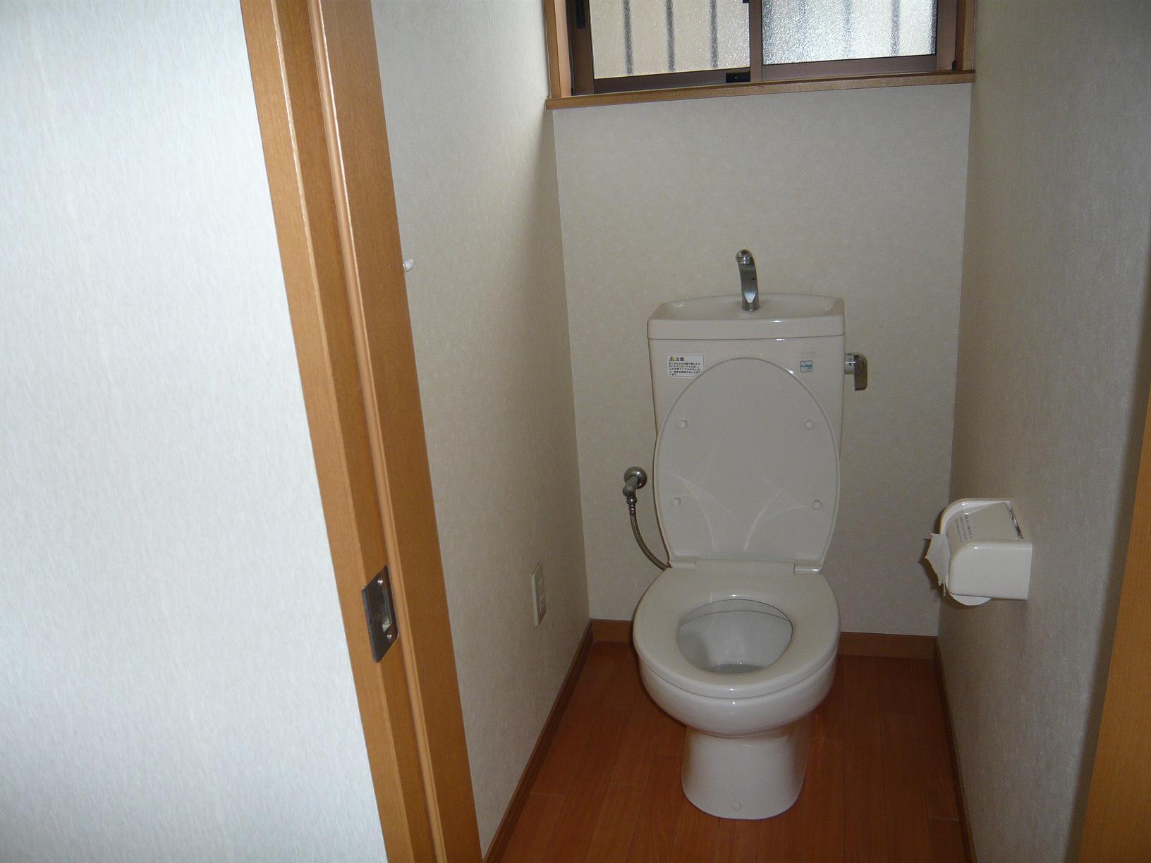 日高貸家のトイレ写真