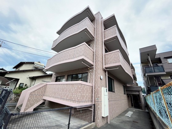 広島市安佐南区八木のマンションの建物外観
