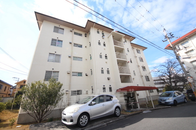 生駒市東生駒月見町のマンションの建物外観