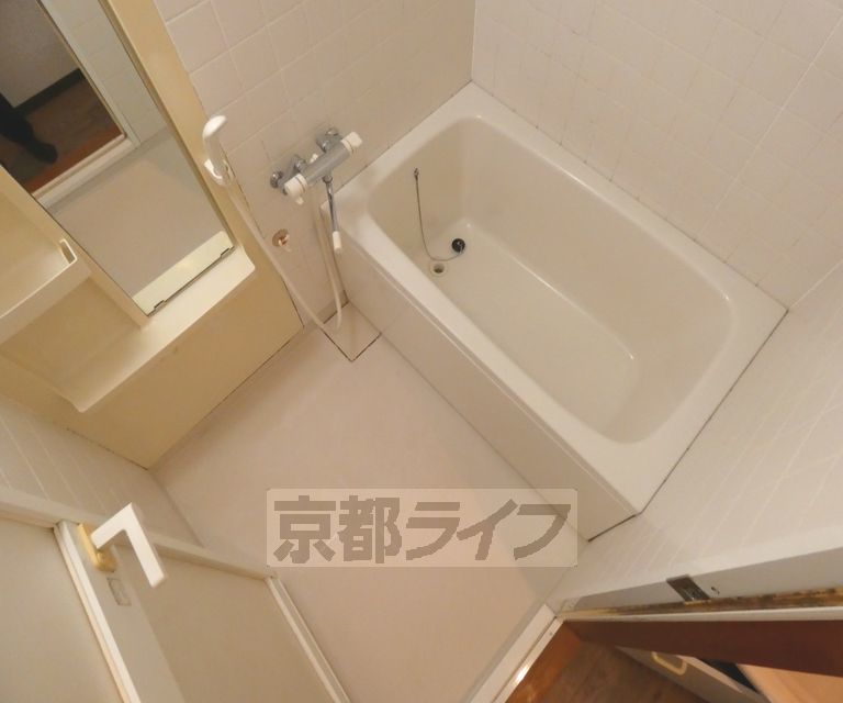 バス・シャワールーム　ゆったりと入ることができるお風呂です。