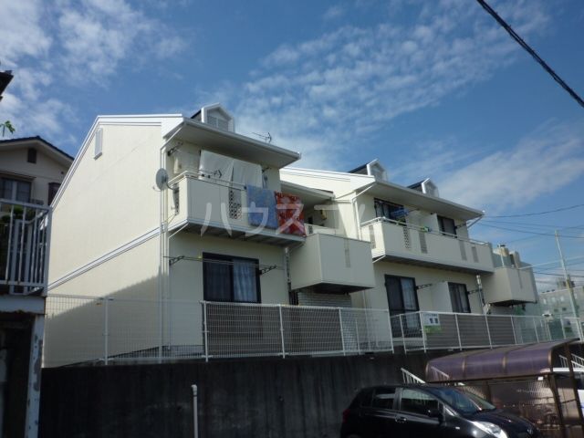 静岡市清水区有東坂のアパートの建物外観