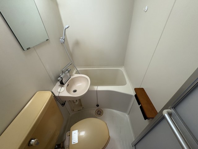 バス・シャワールーム　バストイレ同室ですが、コンパクトなのでお掃除が１度に済みます