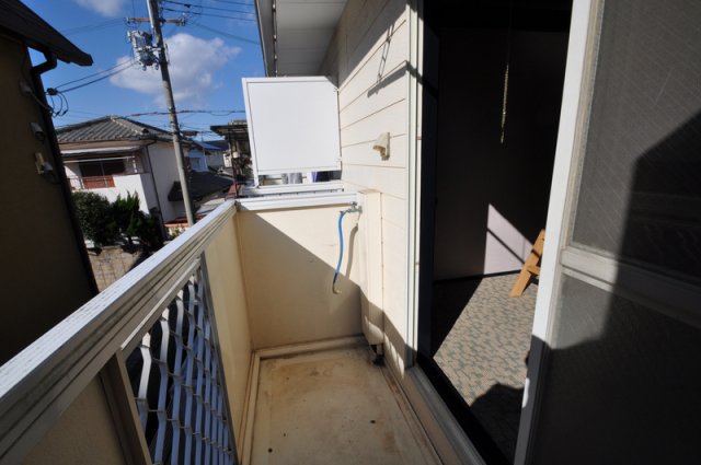 バルコニー　室外洗濯機置き場　外にあるので音が気にならず、そのまま干せち