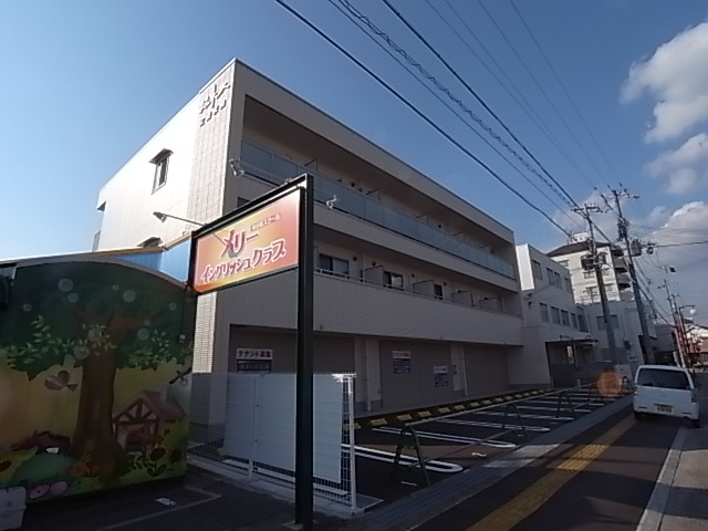 【ジュネス宝殿駅前の建物外観】