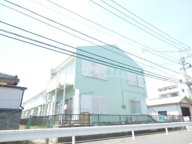 平塚市万田のアパートの建物外観