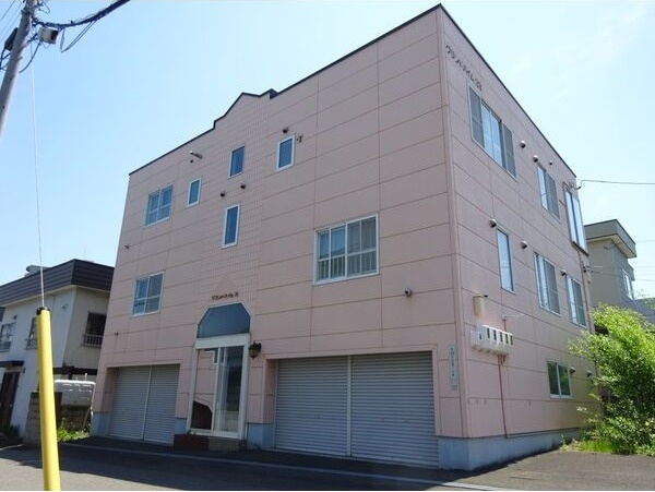札幌市南区南三十三条西のマンションの建物外観