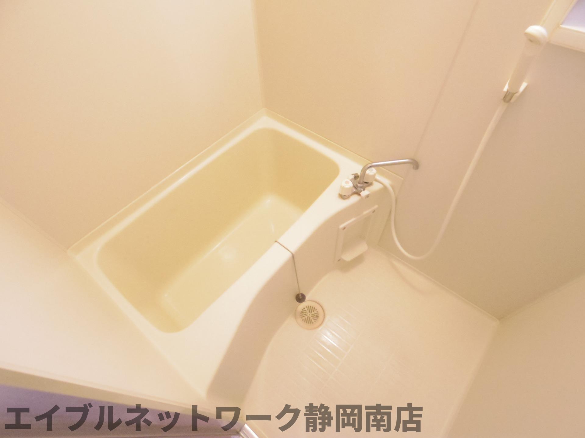バス・シャワールーム　コンパクトで使いやすいお風呂です
