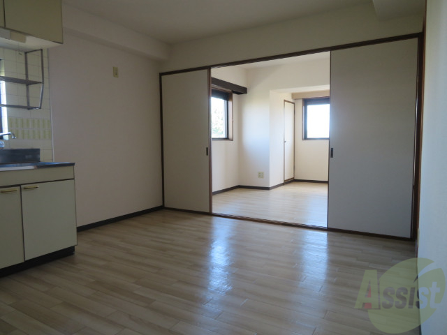 居室・リビング　ダイニングキッチンを撮影しました。日射しがあり明るい印象。