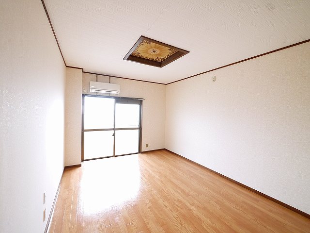 居室・リビング　明るい洋室です。