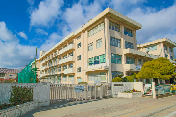 【岡山市東区西大寺のアパートの中学校】