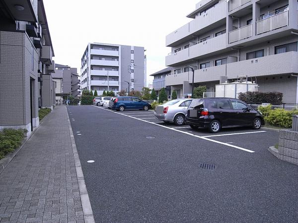 【カルムヴィラージュの駐車場】