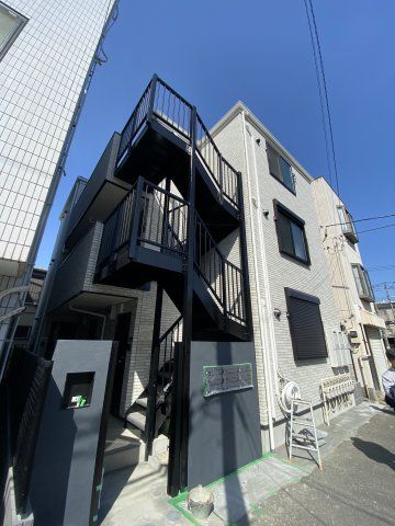 【横浜市鶴見区浜町のアパートの建物外観】