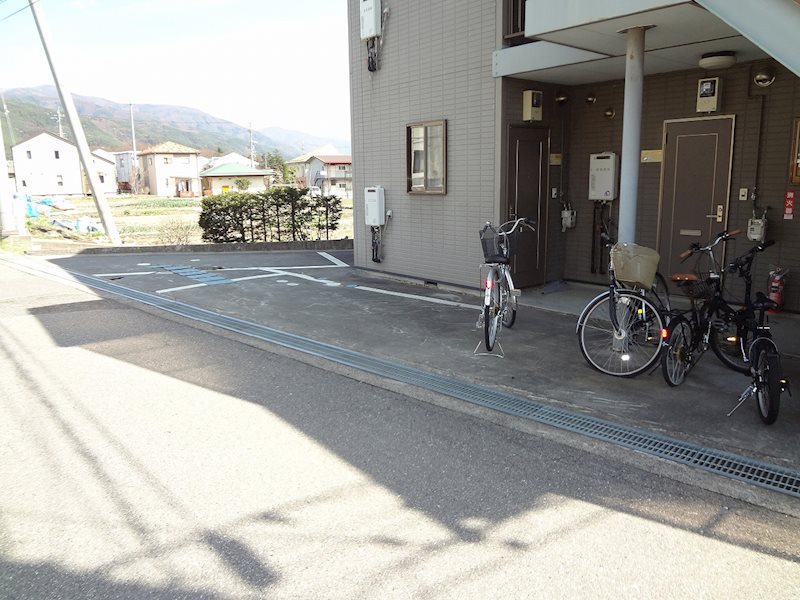 【松本市大字岡田松岡のアパートの駐車場】