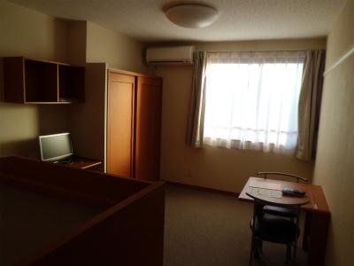 居室・リビング　家具・家電がいっぱいの室内です。