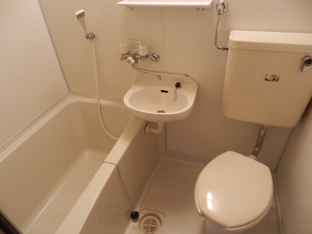 バス・シャワールーム　コンパクトで使いやすいお風呂です