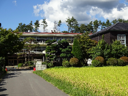 【スリーピークスIIの小学校】