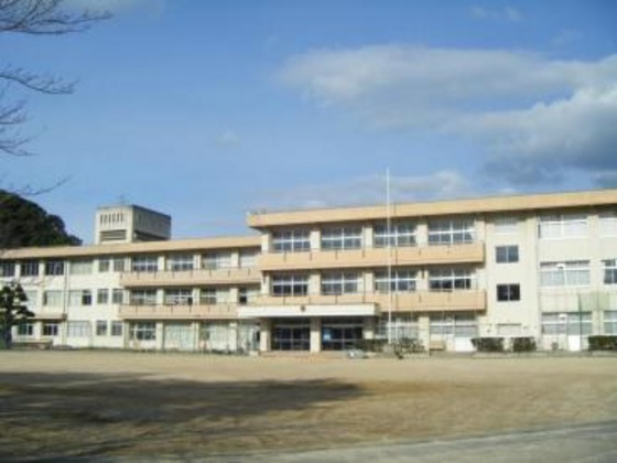 【岡山市北区足守のアパートの小学校】