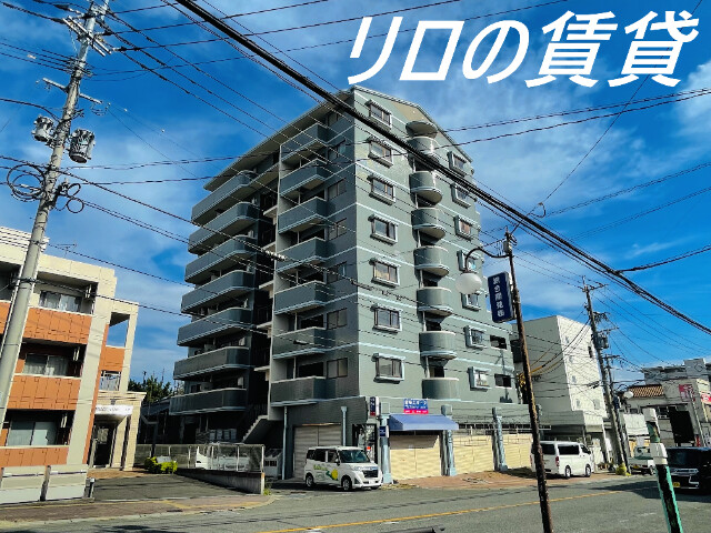 飯塚市菰田西のマンションの建物外観