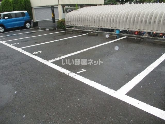 【長久手市蟹原のマンションの駐車場】