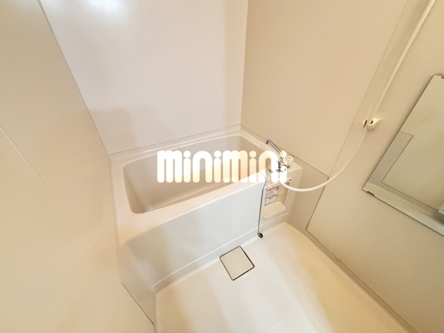 バス・シャワールーム　鏡・シャワー付きのお風呂です。