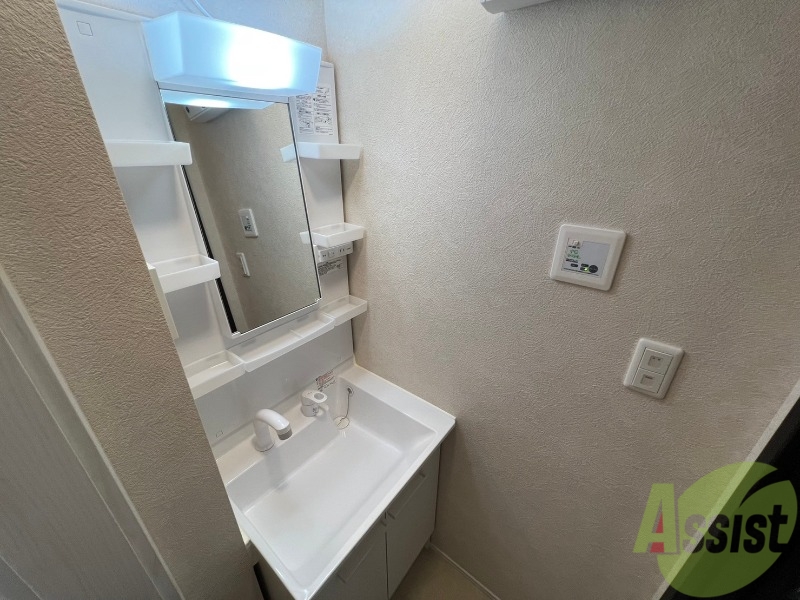 洗面設備　洗面化粧台も独立しており、洗面台の棚も利便性がありますね。