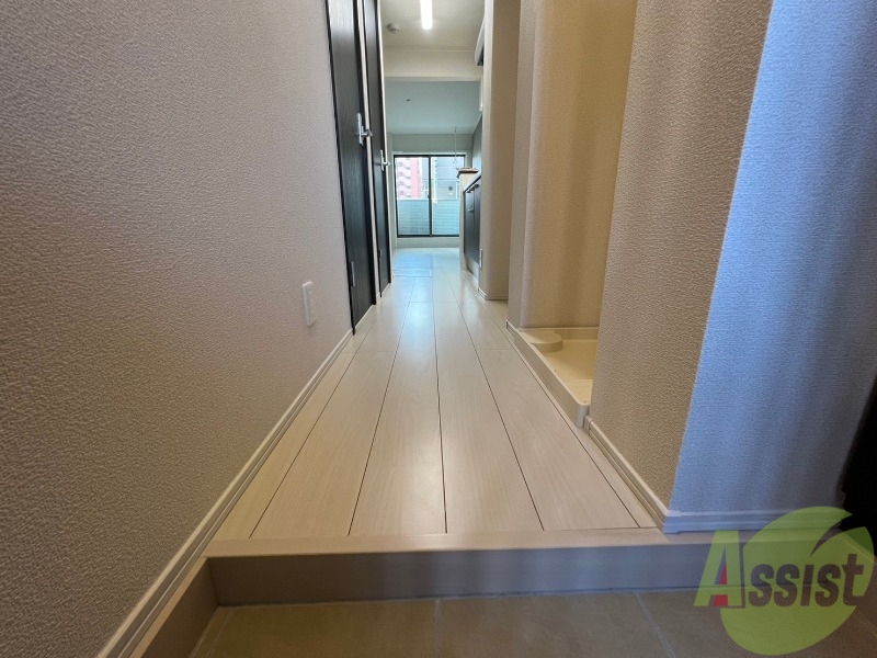 玄関　照明も有り、玄関から各居室までスムーズに行けそうですね。