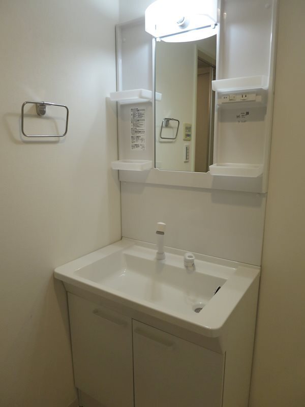 洗面設備　朝に便利な独立洗面台です。