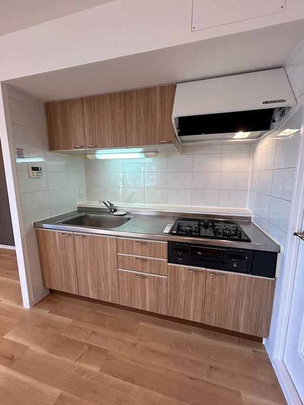 キッチン　グリル付き3口ガスコンロのシステムキッチンです。(同建物の別