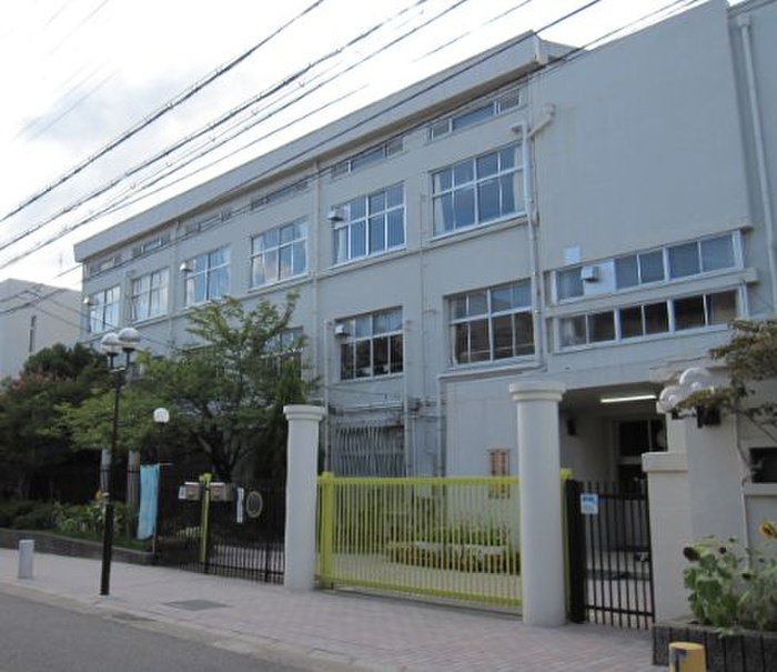中学校　湊川中学校（中学校）まで600m