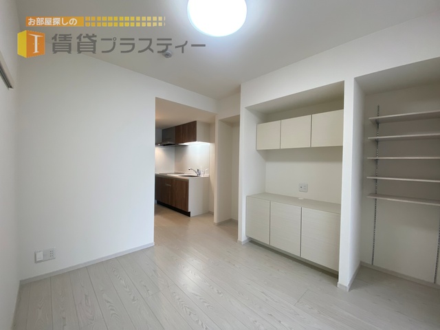 居室・リビング　白を基調とした真四角のお部屋です