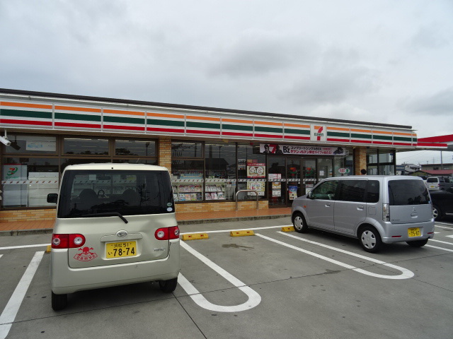 コンビニ　セブンイレブン（コンビニ）まで687m