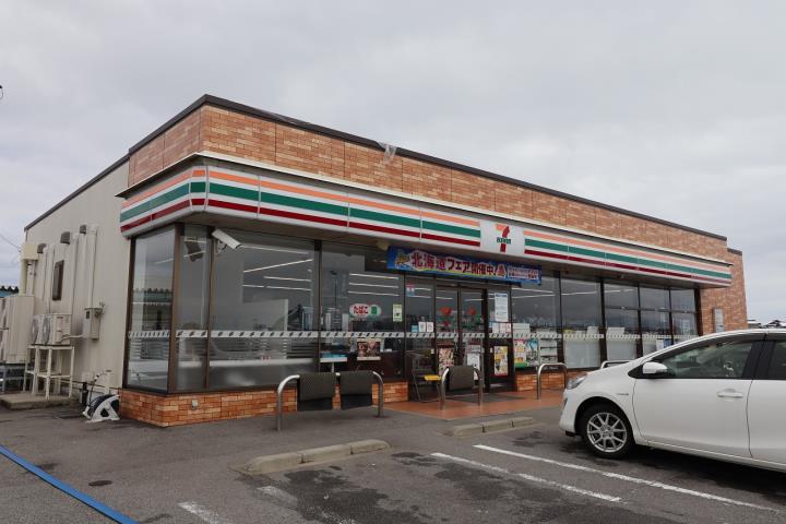 コンビニ　セブン－イレブン高岡六家店（コンビニ）まで2160m