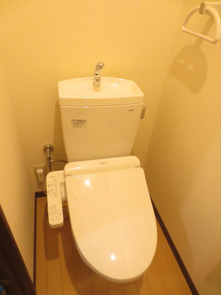 トイレ　温水洗浄便座付き！