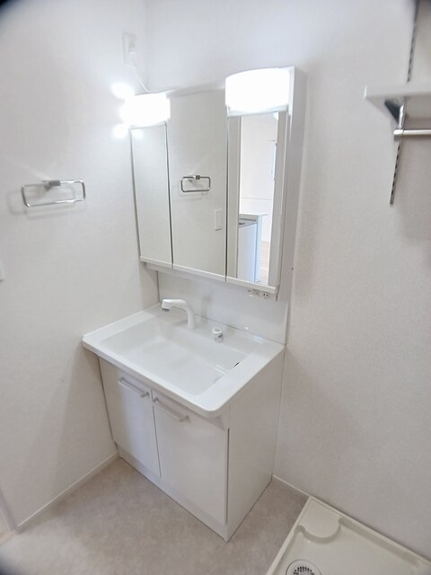 洗面設備　明るい洗面所です