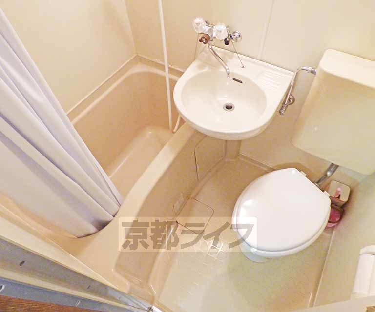 バス・シャワールーム　広々とした浴室です。